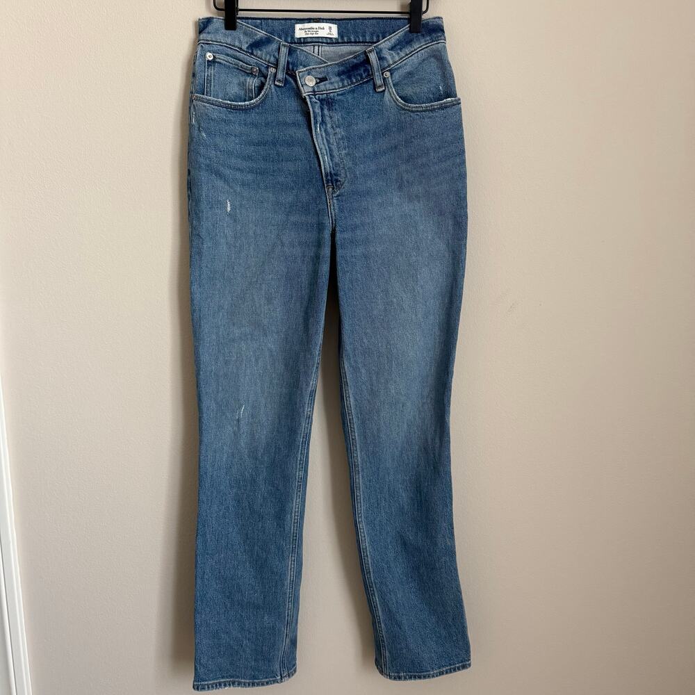 Abercrombie & Fitch Womens 90s Ultra High Rise Light Wash Distressed Jean 28/6 R